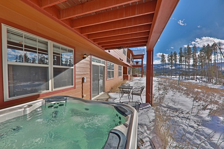 Private covered hot tub with a view!