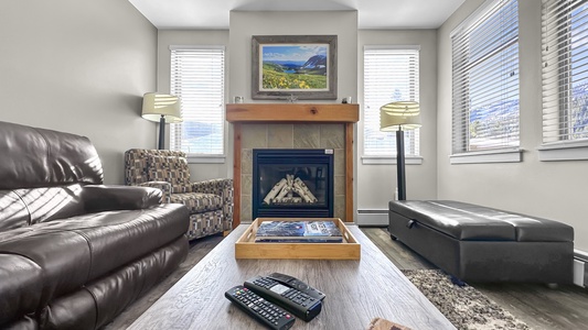 Cozy corner unit with lots of light! Walk out to amenities deck from this unit