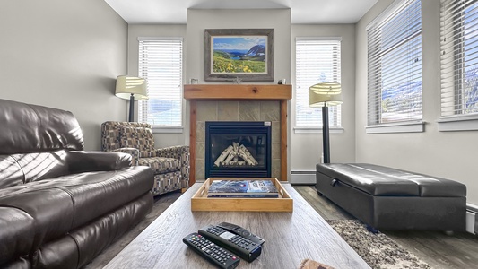 Cozy corner unit with lots of light. Just a 3 min walk to the Gondola