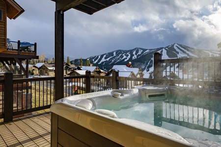 Unwind after a day of skiing with Winter Park views.