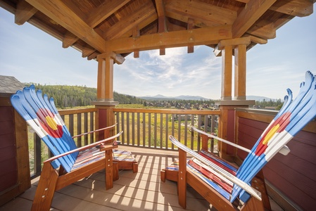 Private deck to enjoy Beautiful Mountain Views