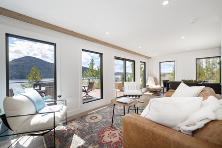 Stunning Mountain and Lake Views from every Window!