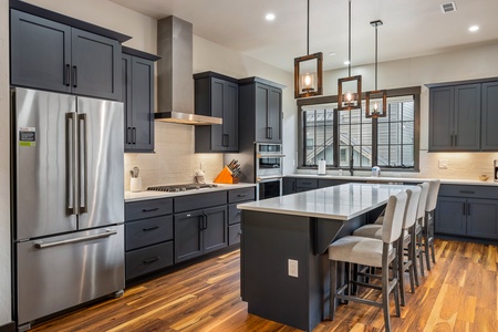 Beautifull brand new Chefs kitchen for family feasts!
