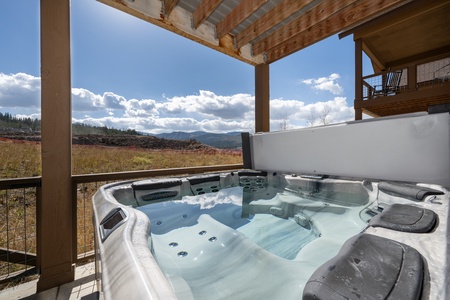 Private Hot Tub with expansive Views!