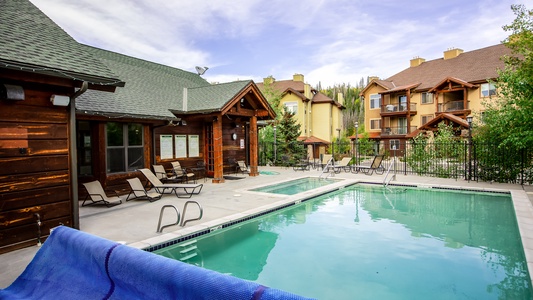 Shared Year Round Pool and hot tub!