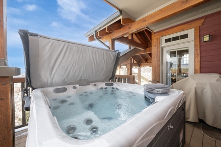 - Private hot tub with bubbling jets on the balcony retreat   - Unwind with sky views and fresh mountain air while soaking   - Perfect après-ski relaxation after a full day on the slopes