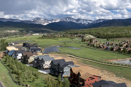 Aerial view of the neighborhood and the proximity to the mountains