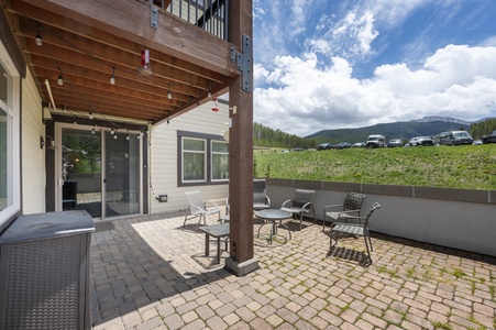 Large Corner patio with mountain Views! Catch some great spring days in the sun. Enjoy easy access to the Hot Tub