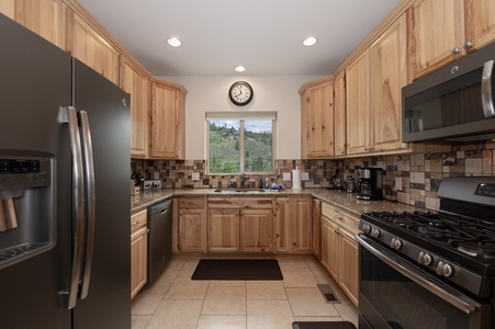 Spacious fully stocked kitchen for your culinary delights!