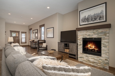 Spacious living area with Gas Fireplace perfect for setting the mountain mood