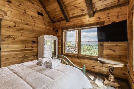 Lookout Lodge - Lower Level Queen Bedroom