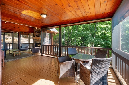 Soaring Hawk Lodge - Entry Level Screened In Deck