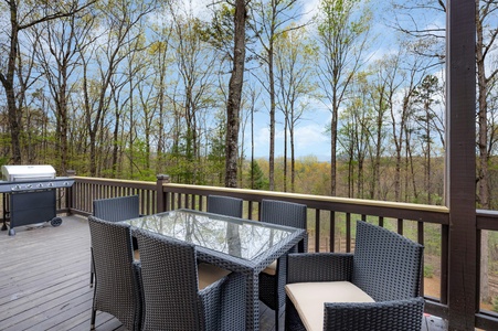 Scenic Ridge - Entry Level Deck Dining Area View