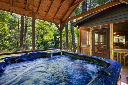 A Whitewater Retreat - Hot Tub