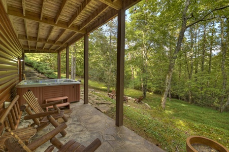 Hogback Haven- Lower-level Patio with Hot Tub and Seating
