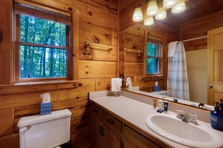 Bullwinkle's Bungalow - Shared Full-sized Bathroom