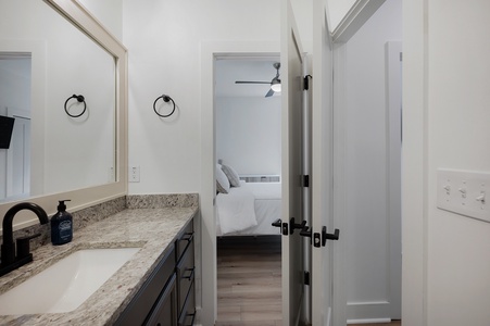 A Stoney Marina - Lower Level Shared Bathroom