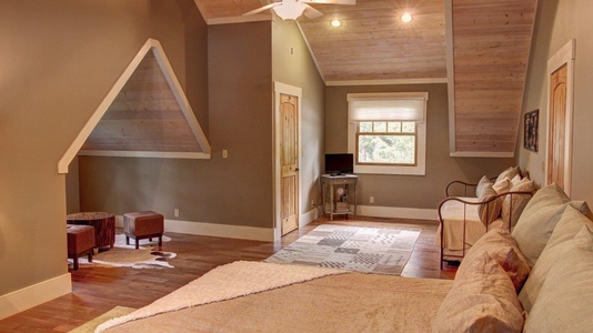 Blue Ridge Lake Retreat - Upper-Level King Bedroom with Day Bed