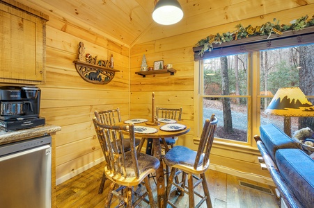 Trail Side Retreat: Dining Area