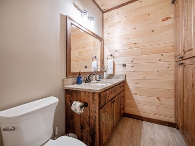 Aska Favor - Lower Level Guest King Bedroom's Bathroom