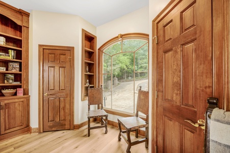 Blue Ridge Lakeside Chateau - Family Reading Room Window Sitting Area
