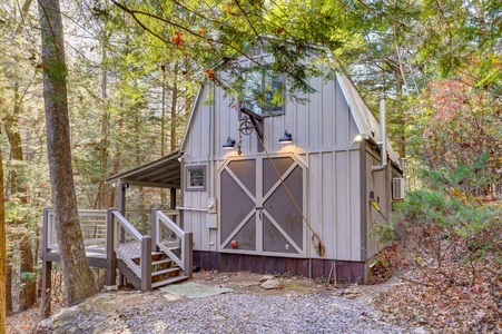 The Barn On Creeks Edge - Exterior Cabin picture from Driveway