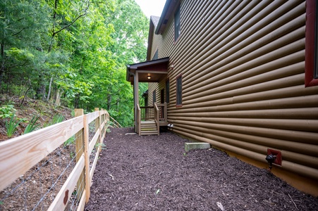 Peacock Chalet- Back Fenced Yard