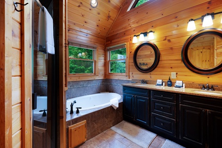 Moonlight Lodge - Upper Level Primary King Suite Bathroom