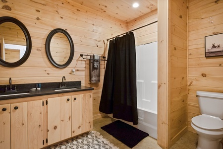 BeauJax Cabin - Lower Level Shared Bathroom