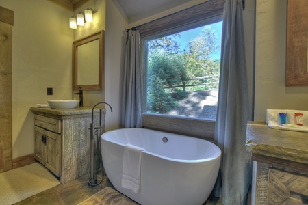 Creekside Bend- Master bathroom tub