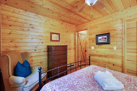 A Whitewater Retreat - Guest Queen Bedroom