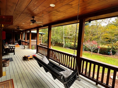 Stanley Creek Lodge - Porch Swing