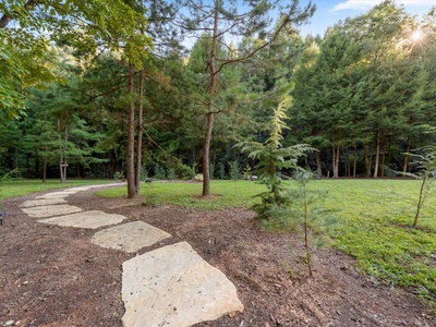 River Joy Lodge- Pathway to Fire Pit-River