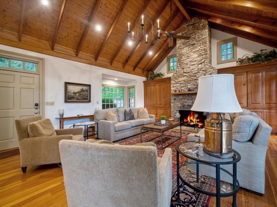 Gleesome Inn- Main living room area with vaulted ceilings and seating