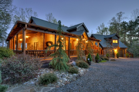 Sassafras Lodge- Driveway view of the cabin