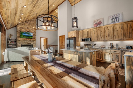 The Peaceful Meadow Cabin- Dining Area