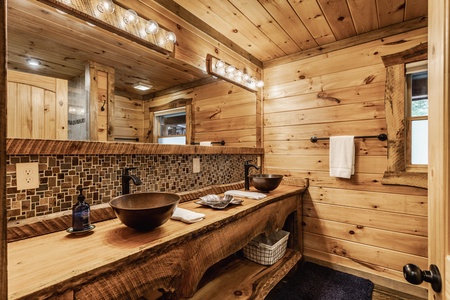 Lookout Lodge - Entry Level King Suite Bathroom