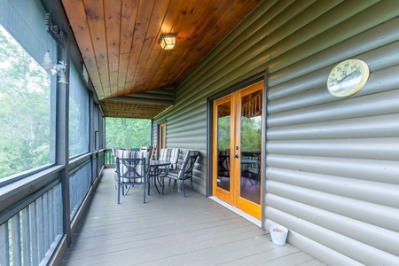 Hawks Hideaway - Screened Inn Back Deck Main Level