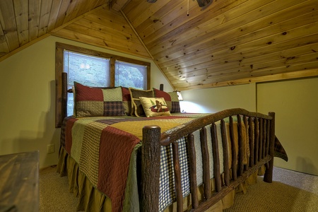 Toccoa Mist- Upper level king bedroom