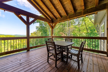 A Mornings' Mist - Entry Level Deck Dining Area