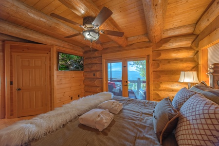 Saddle Lodge - Entry Level King Suite with Deck Access