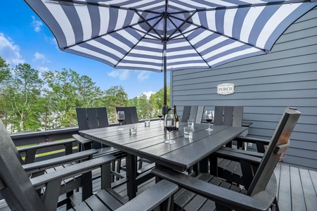 A Stoney Marina - Entry Level Deck Dining Area