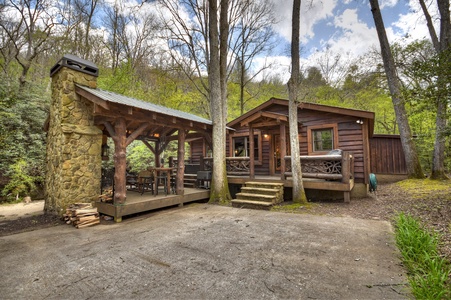 Hothouse Hideaway- Entryway view of the cabin