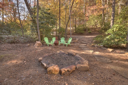 Happy Trout Hideaway- Fire pit area with outdoor seating