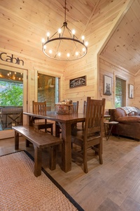 BeauJax Cabin - Entry Level Dining Area