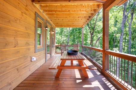 Mountain Echoes- Entry level outdoor dining area and rocking chairs