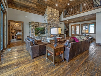 Misty Trail Lakehouse - Spacious Living Room