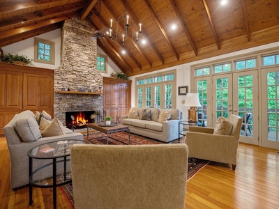 Gleesome Inn- Main living room area with a fireplace