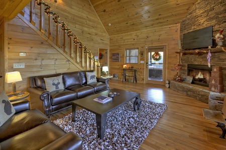 Bearcat Lodge- Entry level living room area