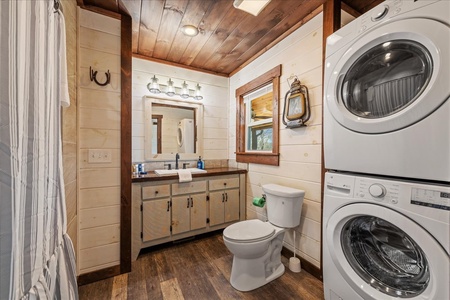 Sugar Creek - Main House Shared Bathroom and Laundry Room
